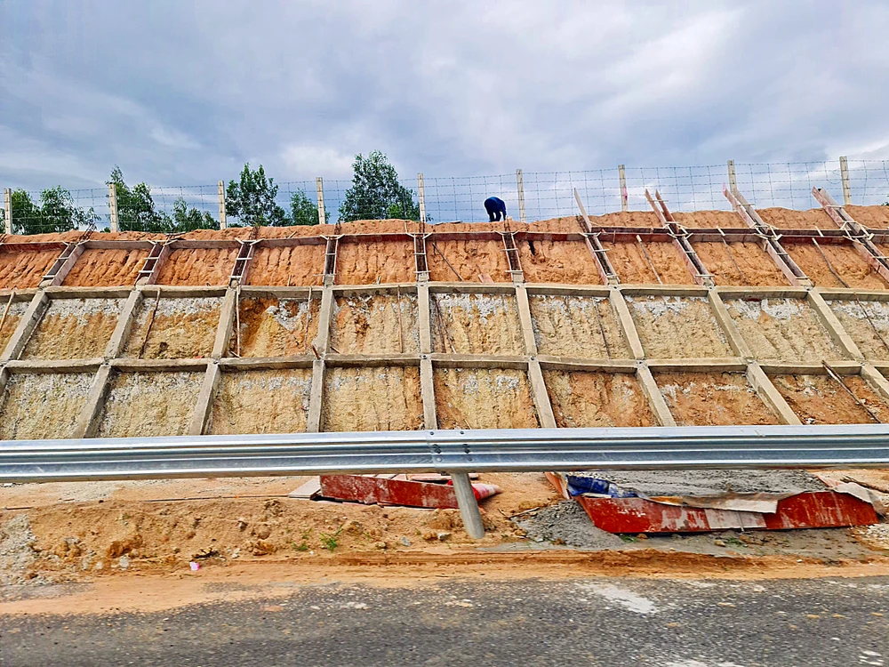 Rất nhiều đoạn trên 2 tuyến cao tốc này vẫn đang thi công ngày đêm. Ảnh PN.