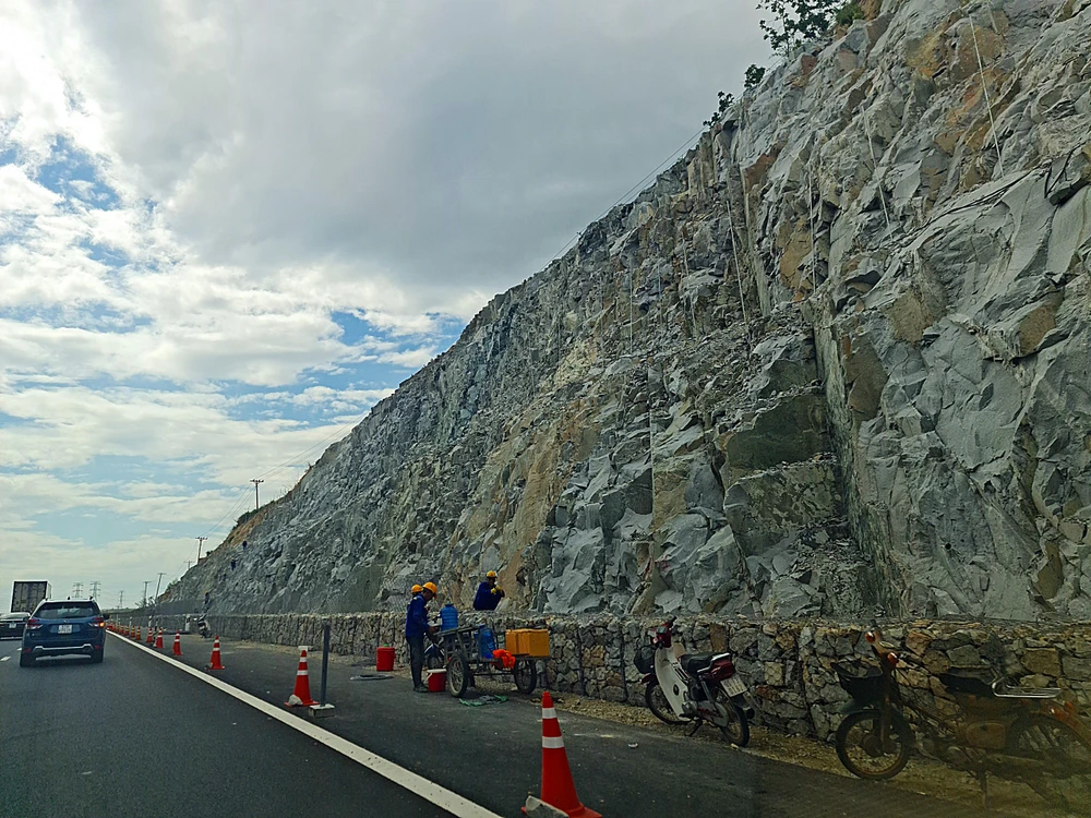 Các đơn vị thi công trên cao tốc Phan Thiết - Dầu Giây. Ảnh PN.