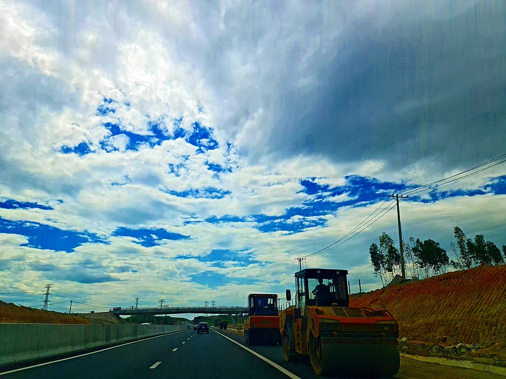 Các phương tiện thi công lưu thông trên cao tốc Phan Thiết - Dầu Giây. Ảnh PN