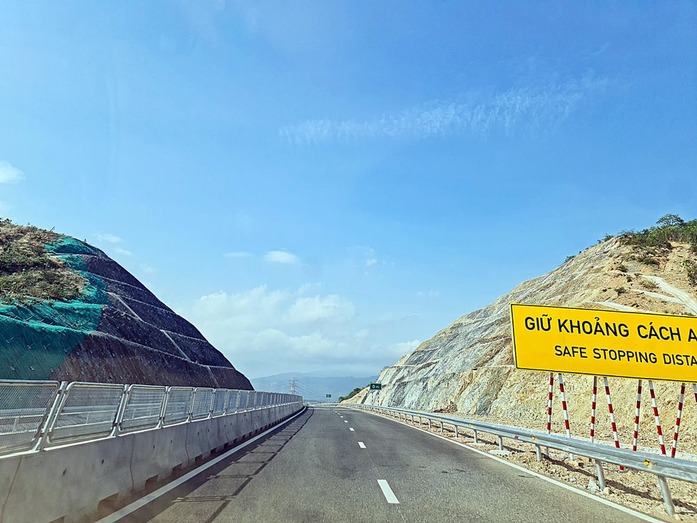 Cao tốc Vĩnh Hảo - Phan Thiết nhiều đoạn chưa thi công taluy dương. Ảnh PN.