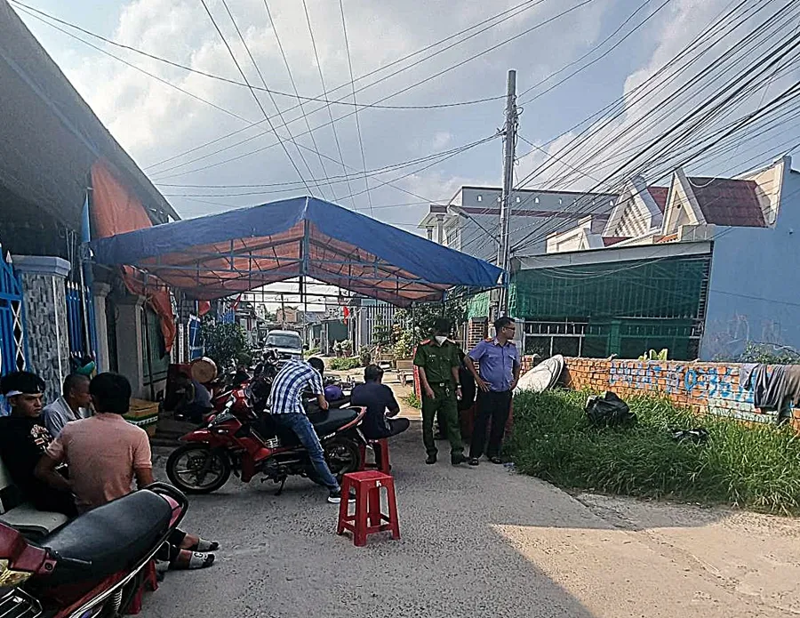 Gia đình chuẩn bị chôn cất anh T thì dừng lại yêu cầu cơ quan điều tra vào cuộc. Ảnh: PĐ.