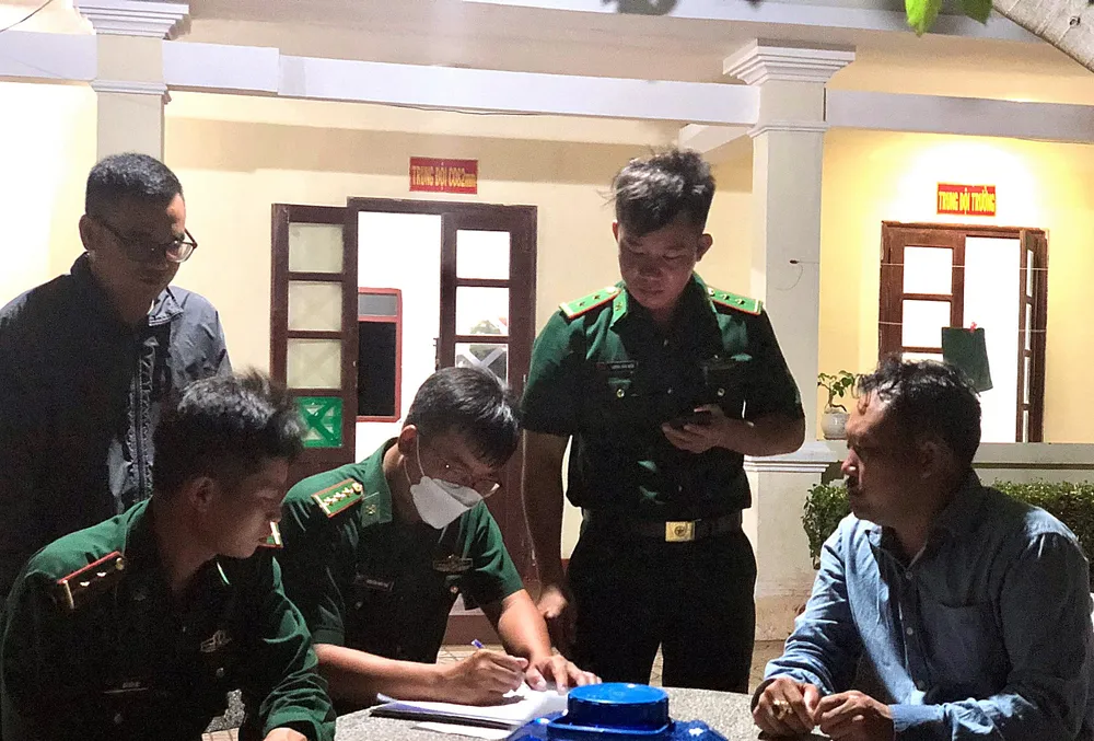 Bộ đội biên phòng làm việc với thuyền trưởng. Ảnh TRUNG THÀNH