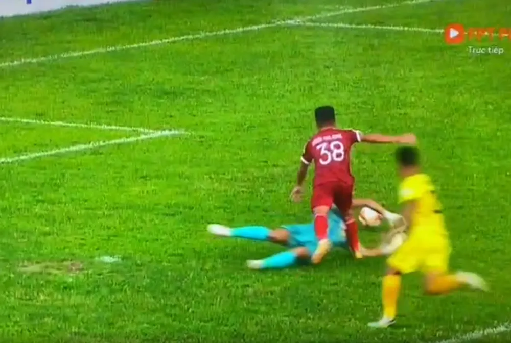 Tình huống tiền đạo Bình Thuận bị phạm lỗi trong vòng cấm, trọng tài đứng rất gần nhưng không thổi phạt. Ảnh cắt từ camera.
