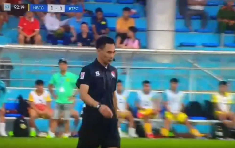 Sau khi từ chối quả phạt đền cho Bình Thuận, camera đã lia theo hướng đi của trọng tài Lê Đức Cảnh.