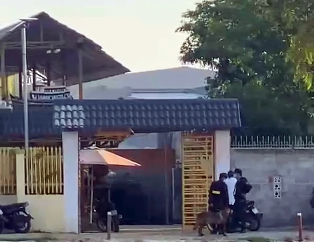 Lực lượng công an bao vây căn biệt thự ở Phan Thiết của "Thảo lụi". Ảnh PL. Lực lượng công an bao vây căn biệt thự ở Phan Thiết của "Thảo lụi". Ảnh PL.