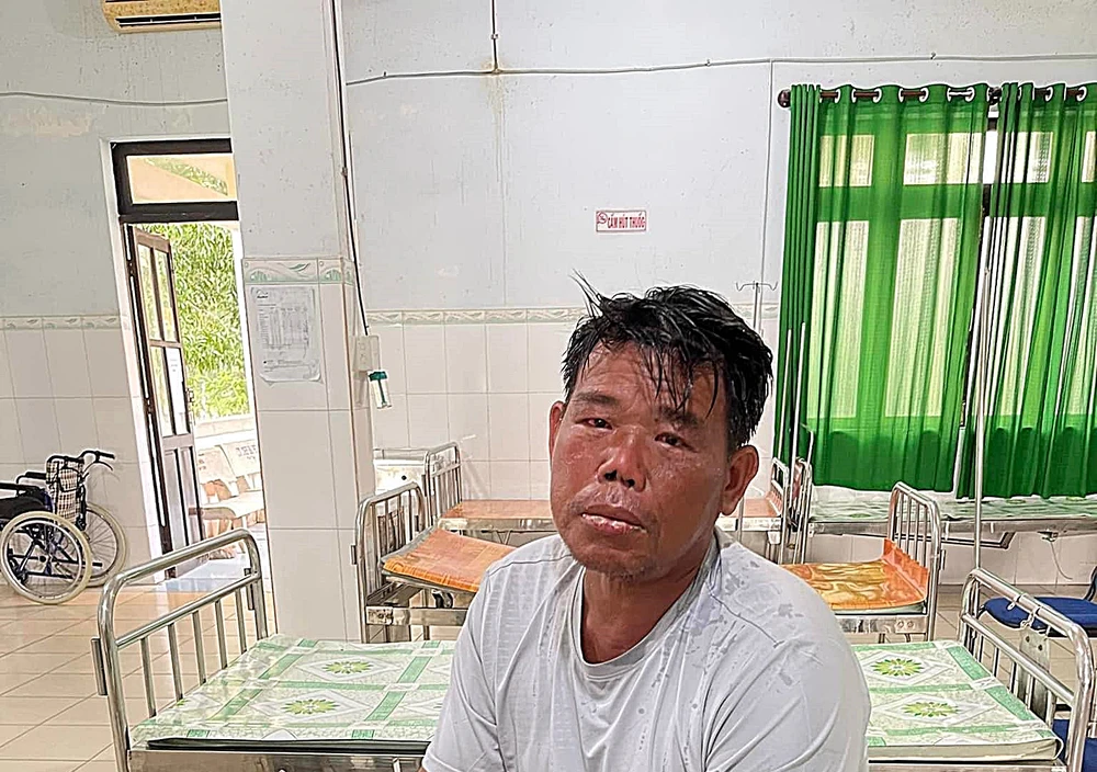 Ông Việt lúc được điều trị tại đảo Phú Qúy. Ảnh PQ.