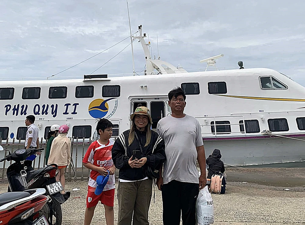 Sau khi điều trị ông Việt được tàu cao tốc đưa miễn phí vào đất liền. Ảnh PQ.