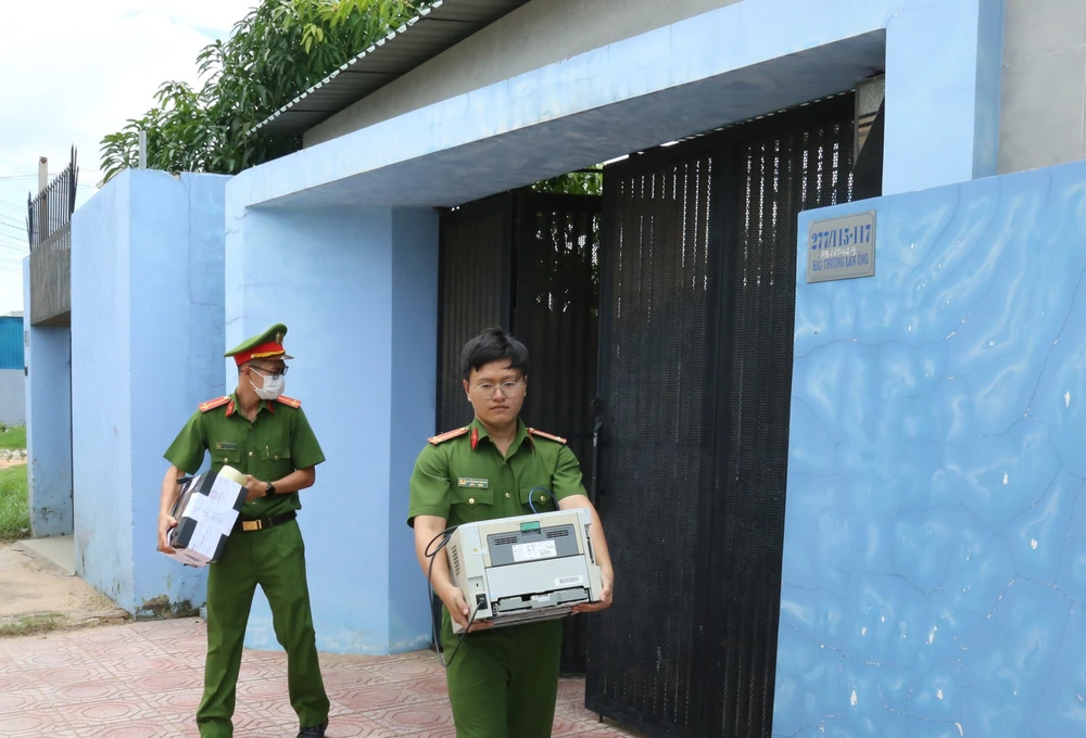 Cơ quan điều tra thu giữ nhiều tài liệu, đồ vật quan trọng sau khi khám xét.