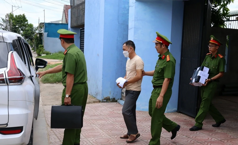 Bị can Nguyễn Ngọc Khương bị dẫn giải ra xe. Ảnh PĐ.