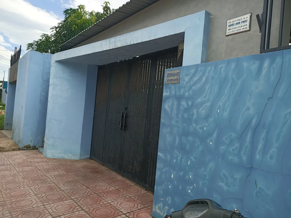 Công an, VKS đã vào bên trong công ty và đóng chặt cổng. Ảnh: NL