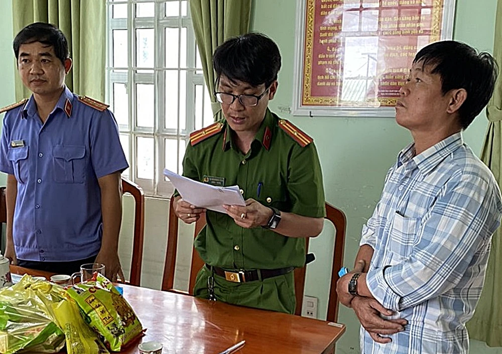 Công an đọc lệnh bắt giam Trương Ngọc Tâm. Ảnh VKSND BT.