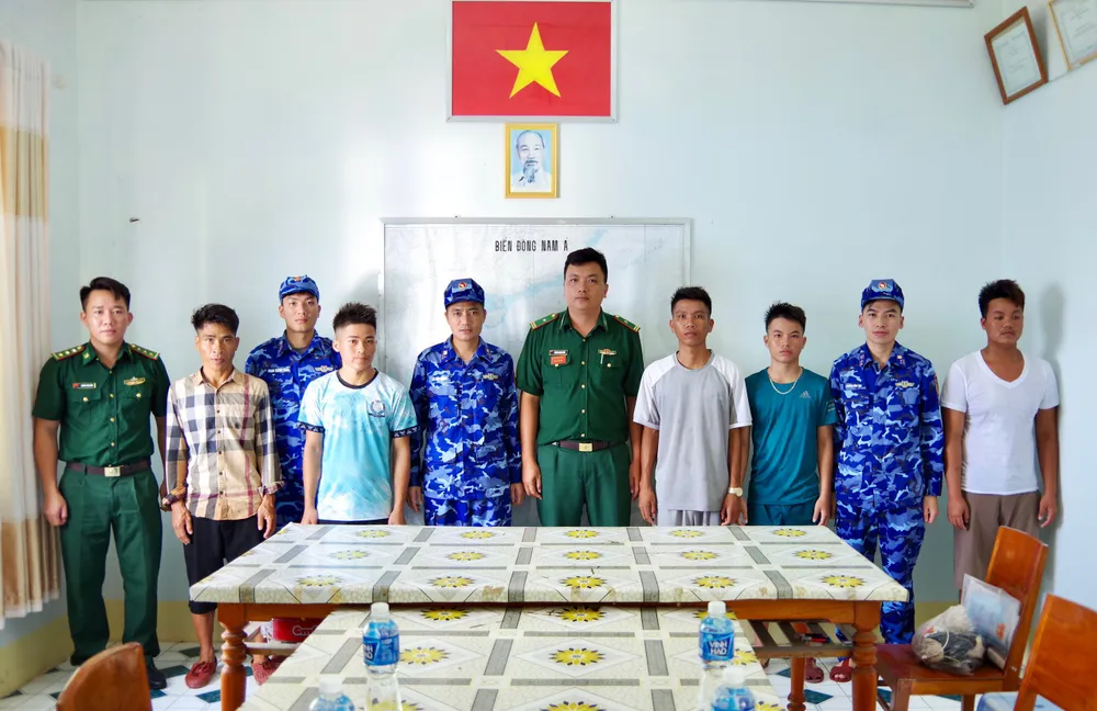 Các thuyền viên may mắn được cứu sống và được đưa về Đồn biên phòng Cửa khẩu cảng Phú Quý. Ảnh TRUNG THÀNH. Các thuyền viên may mắn được cứu sống và được đưa về Đồn biên phòng Cửa khẩu cảng Phú Quý. Ảnh TRUNG THÀNH.