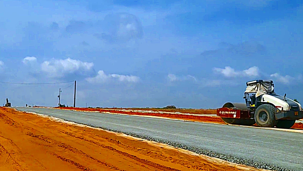 Đường Hàm Kiệm - Tiến Thành đang thi công. Ảnh: LV