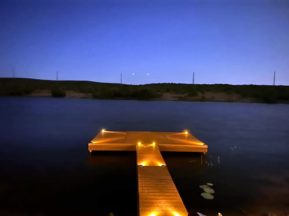 Cây cầu dẫn ra hồ nước của khách sạn.