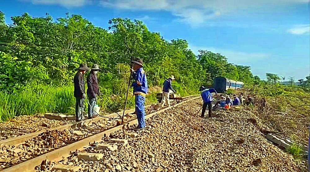 Các đội sửa chữa khắc phục đường ray sáng nay. Ảnh PP.