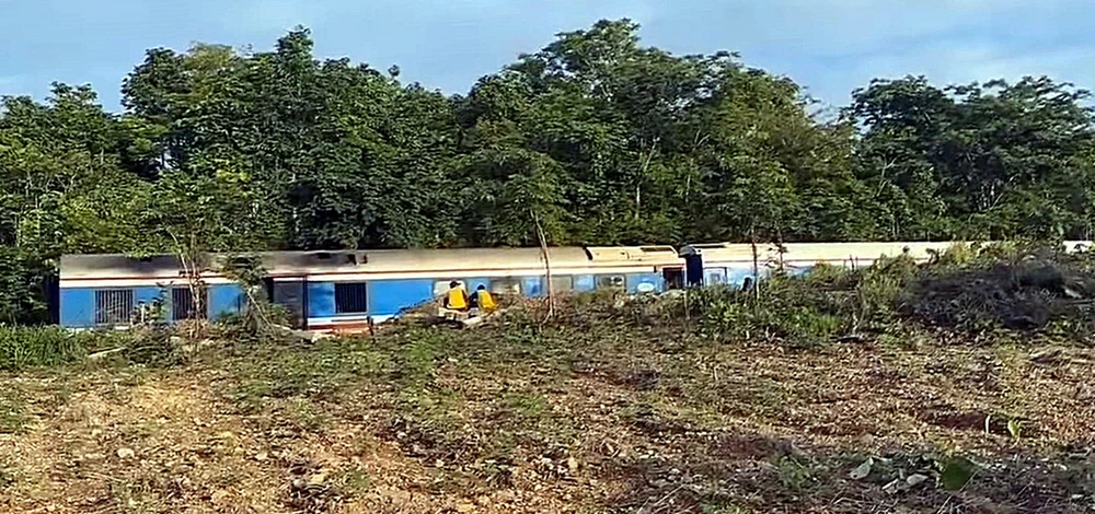 Tàu SE2 bị trật đường ray.