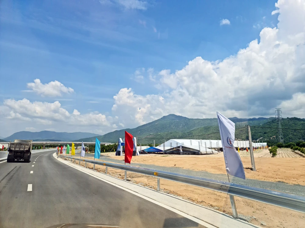 Khu vực dự kiến tổ chức Lễ khánh thành tại cao tốc Nha Trang-Cam Lâm. Ảnh: PN.