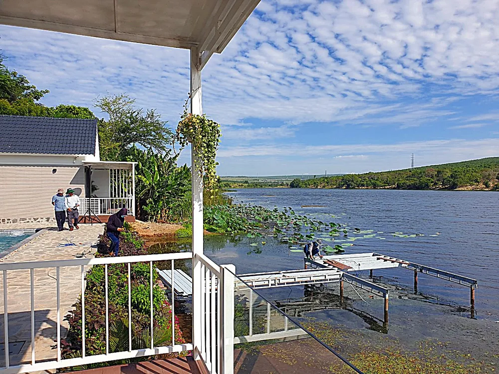 Công nhân tháo dỡ cây cầu dẫn ra hồ nước. Công nhân tháo dỡ cây cầu dẫn ra hồ nước.