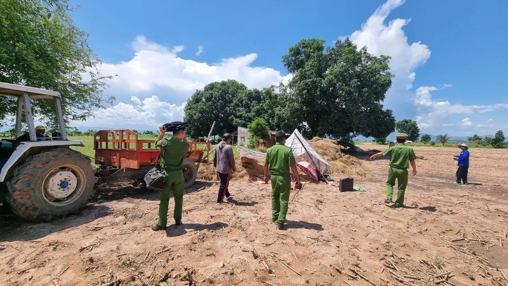 Nạn nhân bị thùng xe đè thiệt mạng khi phụ giúp sửa xe. Ảnh: PP