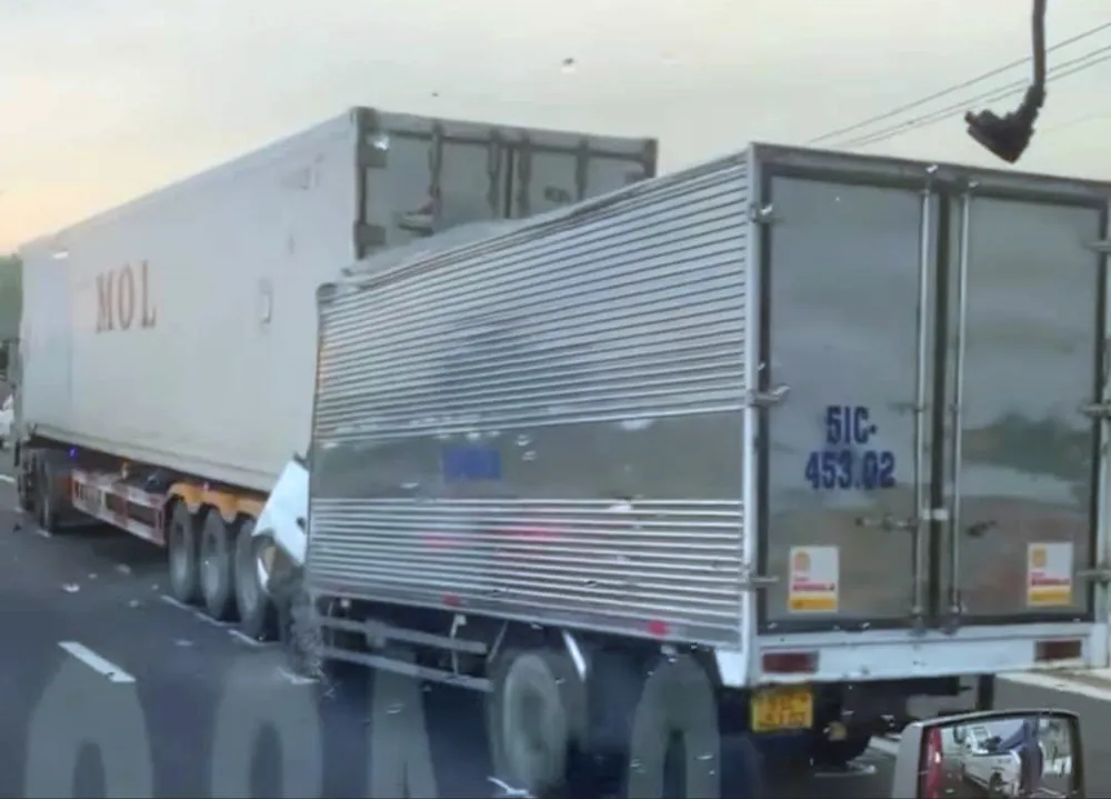 Container rẽ vào làn khẩn cấp và xe tải tông vào từ phía sau cùng chiều. Container rẽ vào làn khẩn cấp và xe tải tông vào từ phía sau cùng chiều.