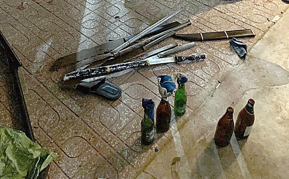 Bom xăng, hung khí nhóm thanh niên mang theo. Ảnh: PP Bom xăng, hung khí nhóm thanh niên mang theo. Ảnh: PP