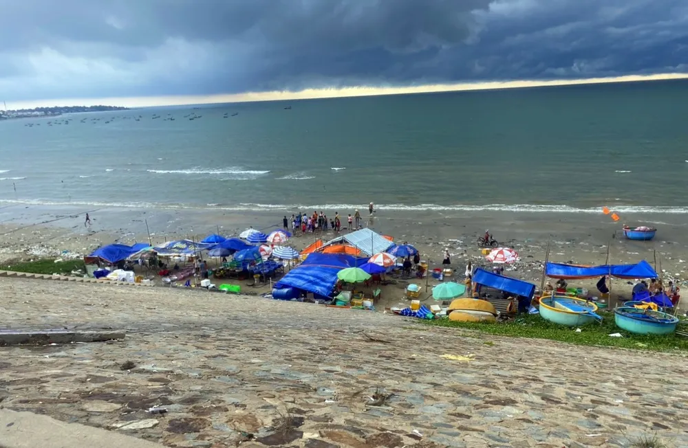 UBND phường Mũi Né vận động những người buôn bán tháo dỡ lều bạt. UBND phường Mũi Né vận động những người buôn bán tháo dỡ lều bạt.