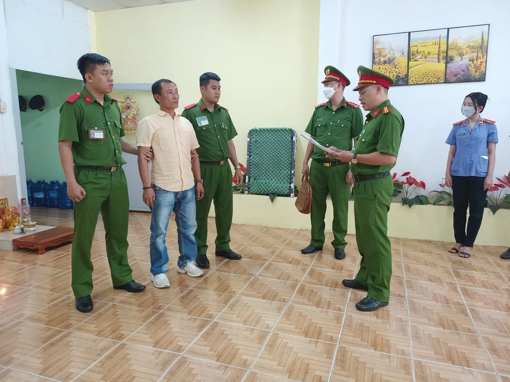 Cơ quan điều tra công bố quyết định khởi tố bị can. Ảnh PP.