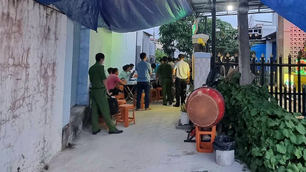 Cơ quan điều tra phối hợp với VKS bàn giao thi thể nạn nhân cho gia đình. Ảnh PĐ.