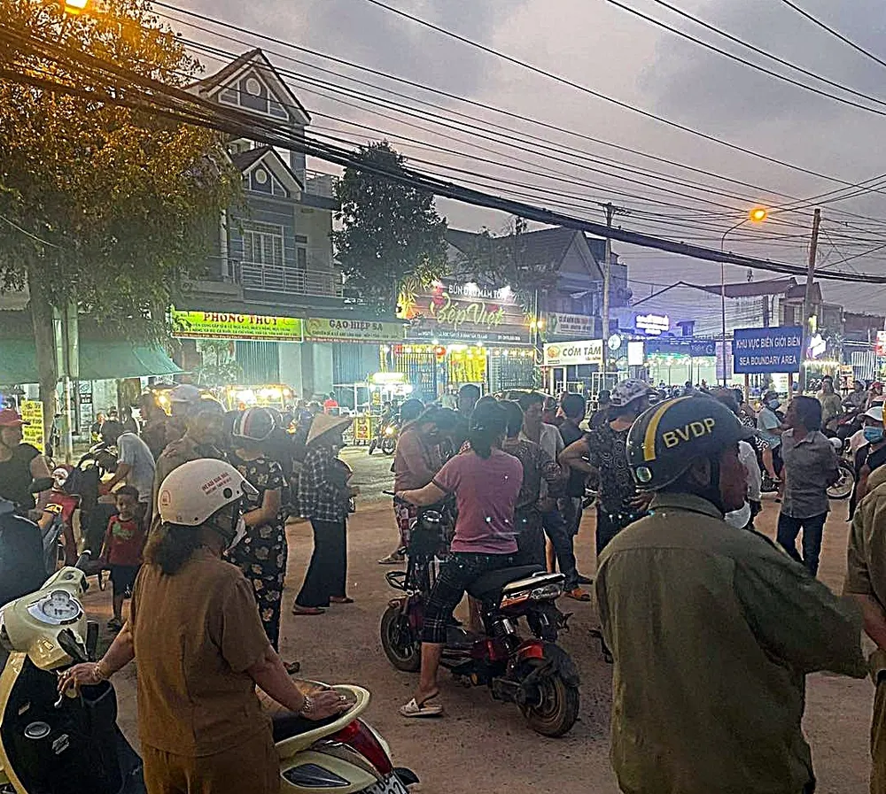 Nhiều người hiếu kỳ ở thị xã La Gi xem Ban chuyên án khám xét chỗ ở của Chín &quot;hô&quot;. Ảnh: PĐ