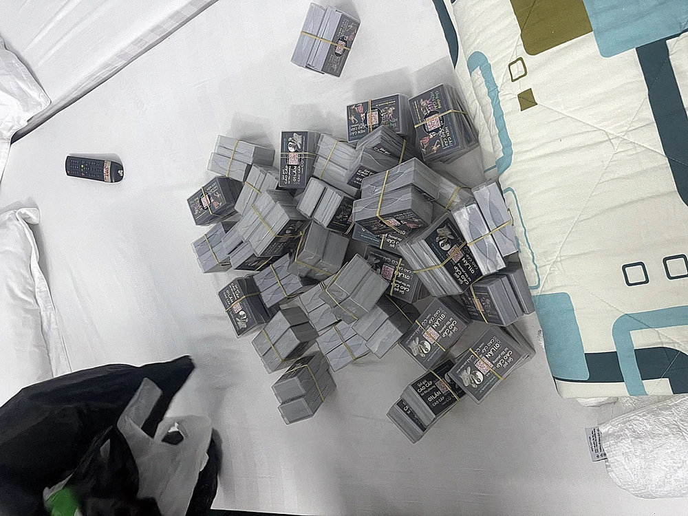 Hàng ngàn thẻ chưa kịp phát công an thu giữ tại khách sạn.