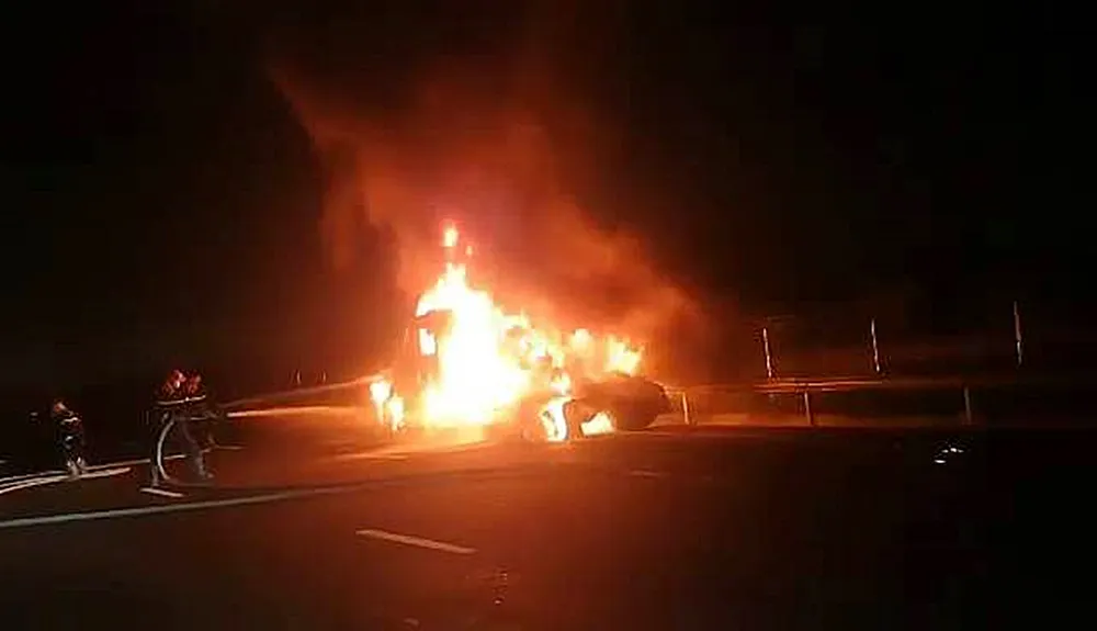 Lực lượng Cảnh sát PCCC đang dập tắt vụ cháy. Ảnh: Cắt từ camera