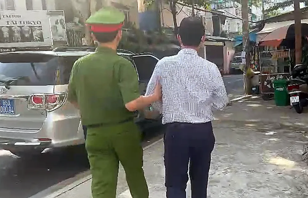 Di lý bị can về Bình Thuận để điều tra. Ảnh PP. Di lý bị can về Bình Thuận để điều tra. Ảnh PP.