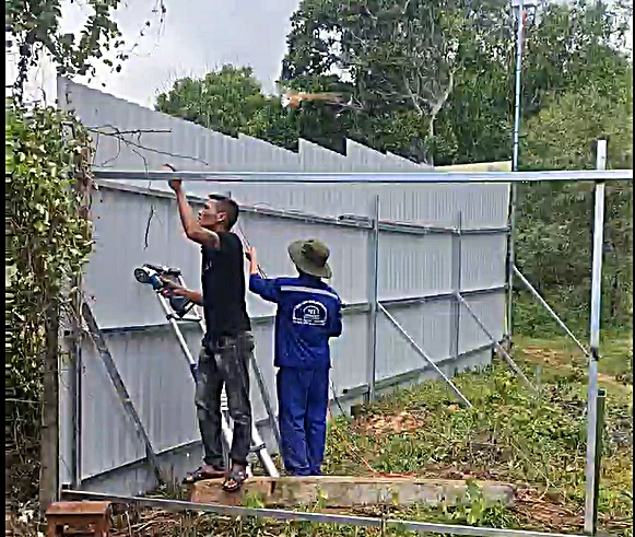 Người dân tháo dỡ hàng rào do Công ty dựng lên. Ảnh PĐ. Người dân tháo dỡ hàng rào do Công ty dựng lên. Ảnh PĐ.