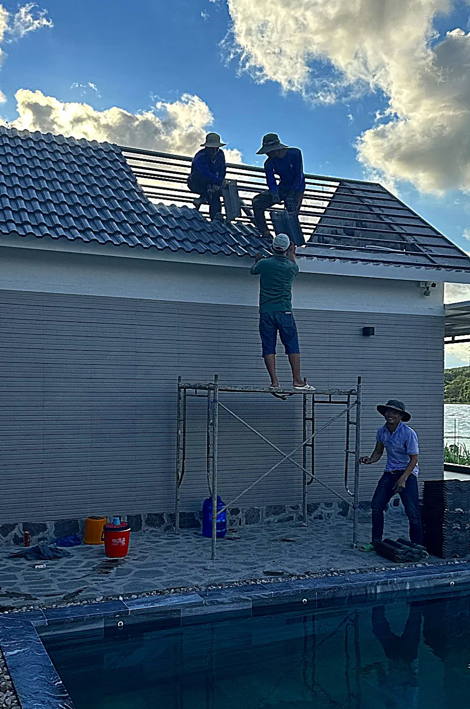 Công nhân tháo dỡ các hạng mục vi phạm. Ảnh PP. Công nhân tháo dỡ các hạng mục vi phạm. Ảnh PP.