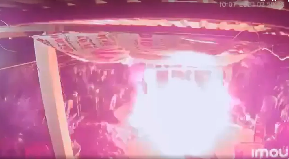 Lần ném bom xăng thứ hai khiến ngọn lửa bùng lên dữ dội. Ảnh cắt từ camera.