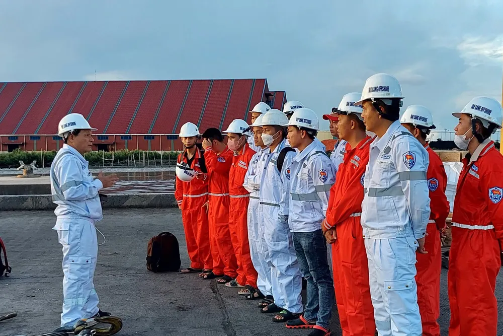 Lực lượng cứu hộ chuẩn bị xuất quân ra hiện trường. Ảnh CÔNG HOAN.