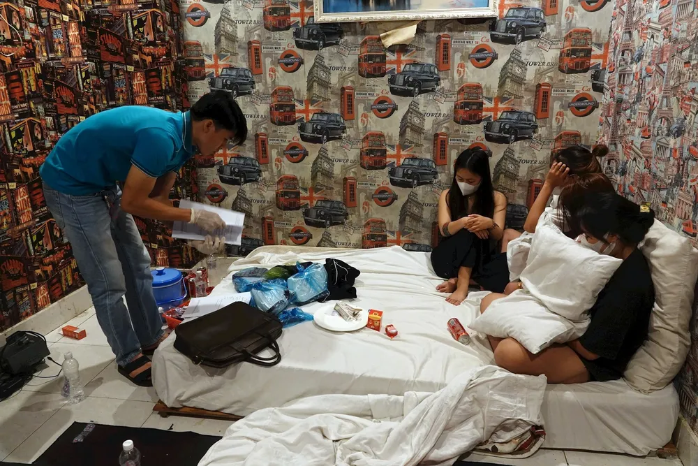 Bắt quả tang nhóm phụ nữ vào khách sạn ở Phan Thiết phê ma túy. Ảnh VH. Bắt quả tang nhóm phụ nữ vào khách sạn ở Phan Thiết phê ma túy. Ảnh VH.