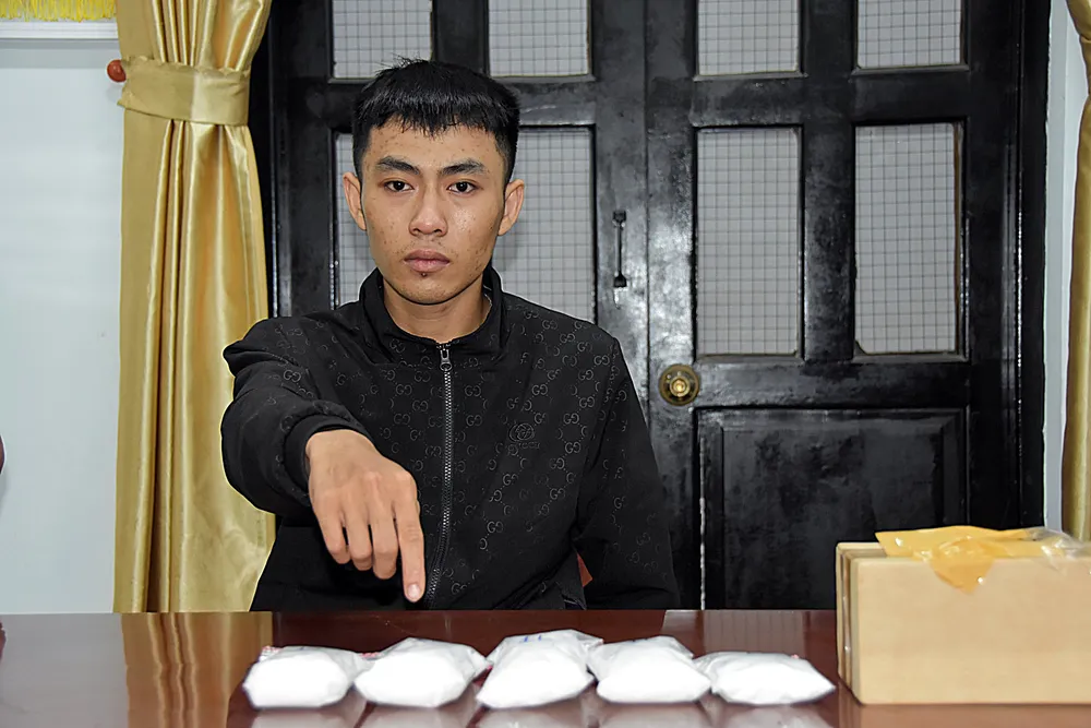 Nguyễn Lê Quốc Toàn cùng tang vật. Ảnh NY. Nguyễn Lê Quốc Toàn cùng tang vật. Ảnh NY.