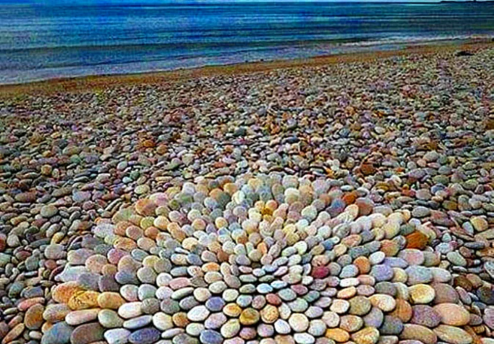 Bãi đá 7 màu ở Tuy Phong được xem là độc nhất vô nhị ở Việt Nam. Bãi đá 7 màu ở Tuy Phong được xem là độc nhất vô nhị ở Việt Nam.