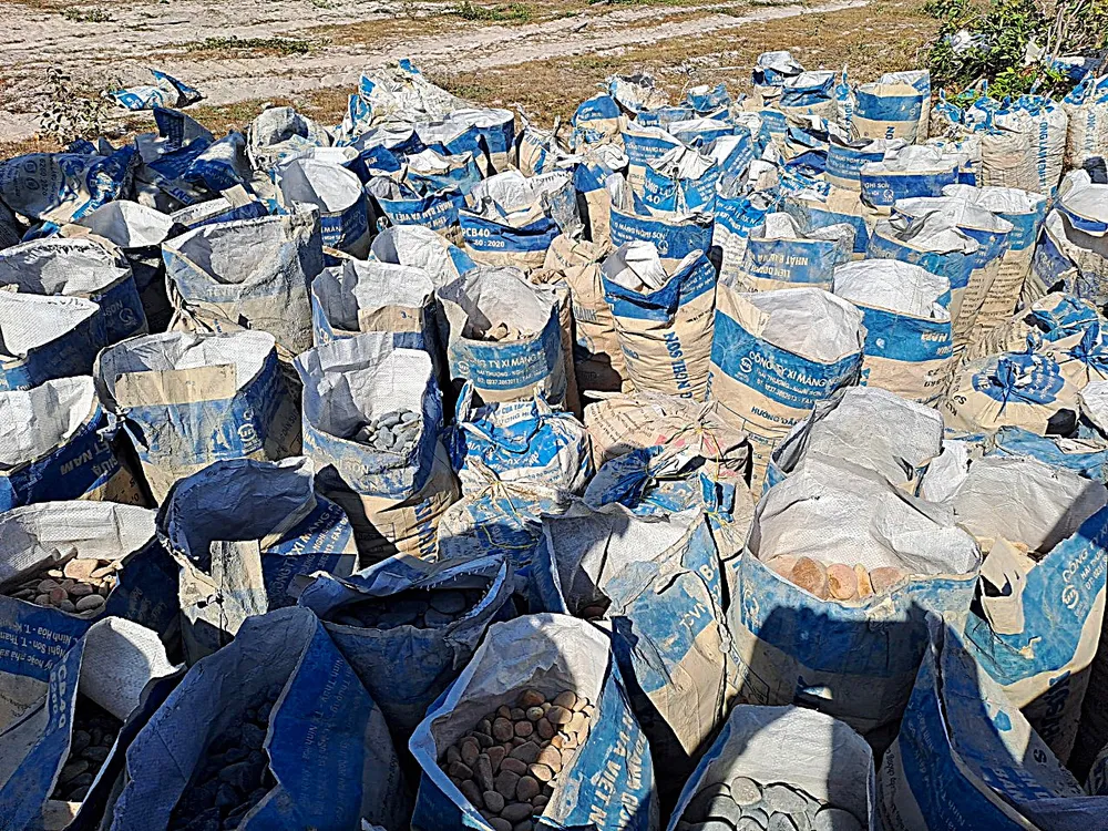 Hàng trăm bao đá tập kết chuẩn bị đưa đi. Ảnh PP. Hàng trăm bao đá tập kết chuẩn bị đưa đi. Ảnh PP.