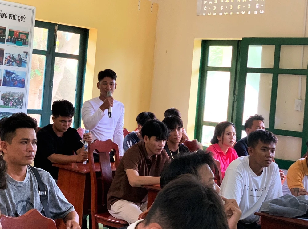 Các hướng dẫn viên trao đổi tại buổi tuyên truyền. Ảnh TRUNG THÀNH.