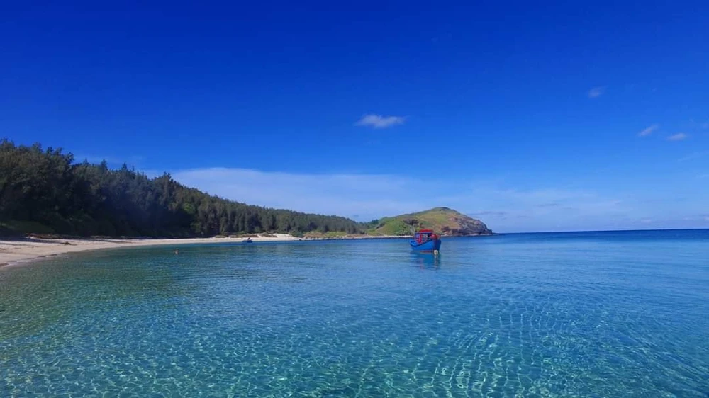 Hòn Tranh, một bãi biển tuyệt đẹp mà du khách thường chọn đến. Ảnh PN.