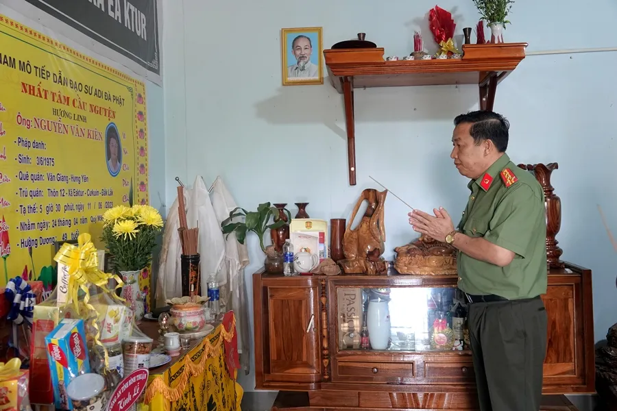 Đại tá Trần Văn Mười thắp hương tại một gia đình liệt sỹ. Ảnh NHƯ Ý.