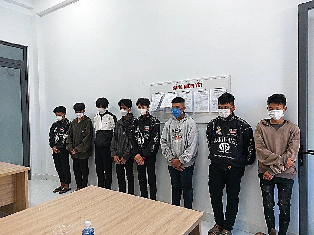 CSGT đang lập hồ sơ xử lý nhóm thanh niên. Ảnh PP.