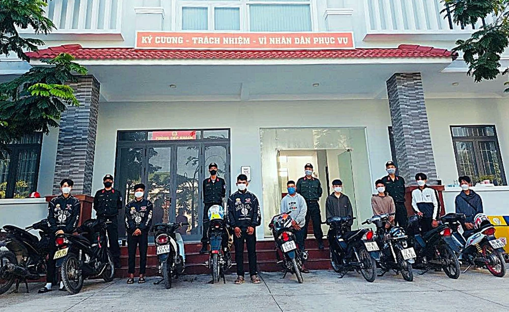 Nhóm thanh niên cùng phương tiện vừa bị bắt nóng. Ảnh PP.