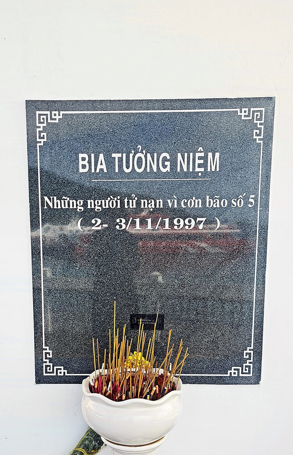 Bia tưởng niệm những nạn nhân cơn bão số 5, năm 1997 đặt cạnh cầu cảng.