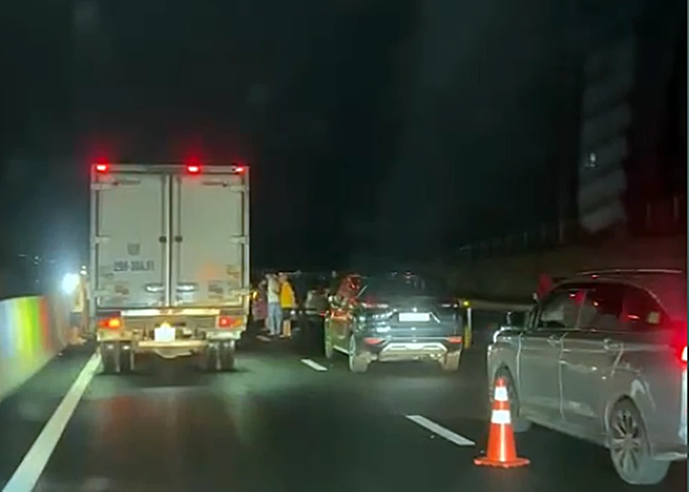 Kẹt xe kéo dài do nước ngập trên cao tốc. Ảnh QH Kẹt xe kéo dài do nước ngập trên cao tốc. Ảnh QH