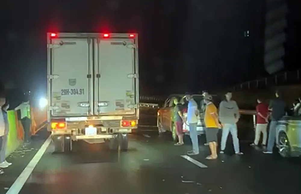 Nước ngập khiến các phương tiện bị ùn tắc ở hai đầu cao tốc.