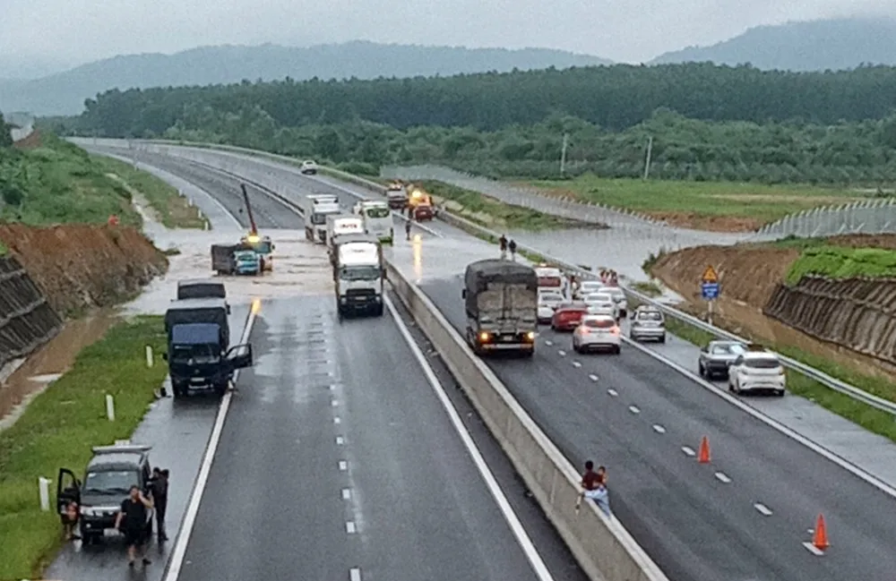 Đoạn cao tốc bị ngập nước, hiện các phương tiện lưu thông.