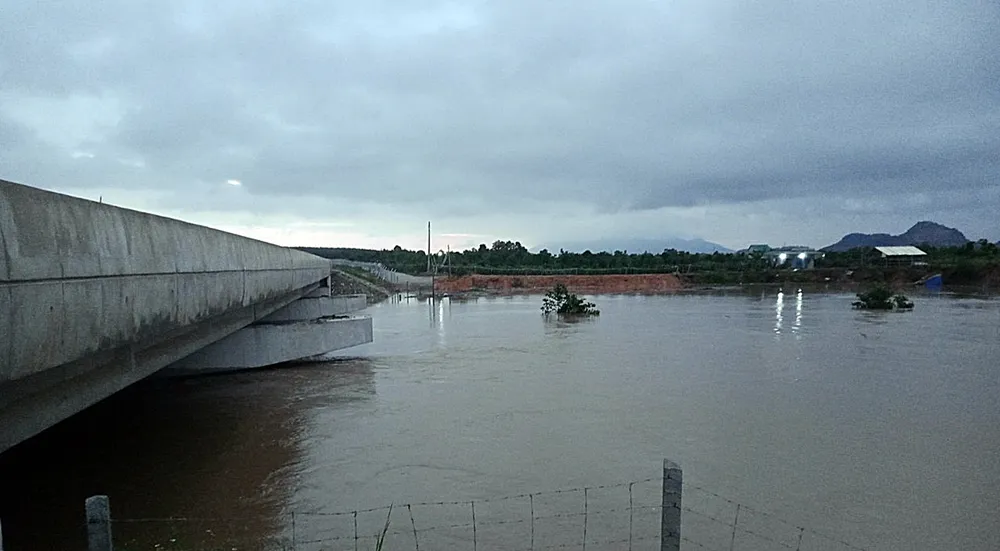 Nước lớn dâng lên sát cầu sông Phan. Ảnh Ban QLDA.